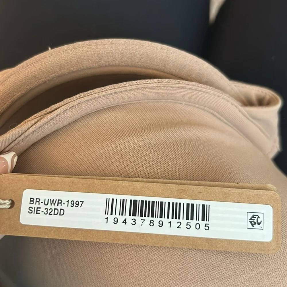 SKIMS FITS EVERYBODY PLUNGE BRA NWT SIZE 32 DD